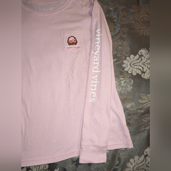 Vineyard Vines Easter 🐕 design, 🩷 long sleeve, logo on sleeve & front pocket - Picture 3 of 8